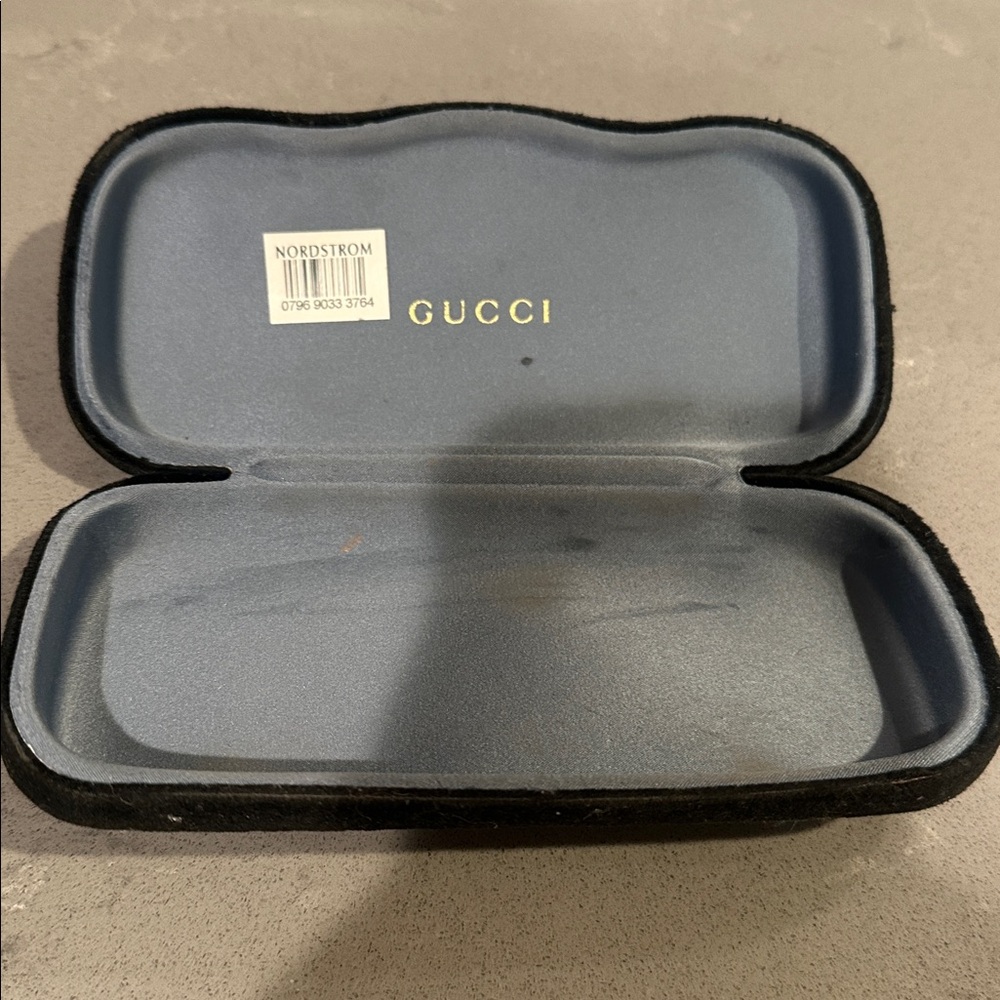 Woman’s Gucci Chic Black Sunglasses - Picture 7 of 8